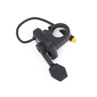 Stiftuttag för tumgasreglage: + - Signal